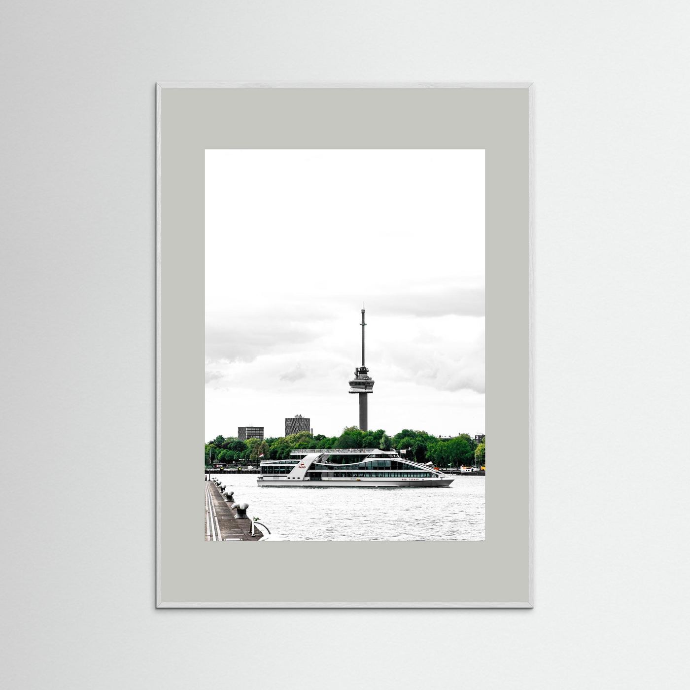Veerboot vaart voor de Euromast langs, Rotterdam
